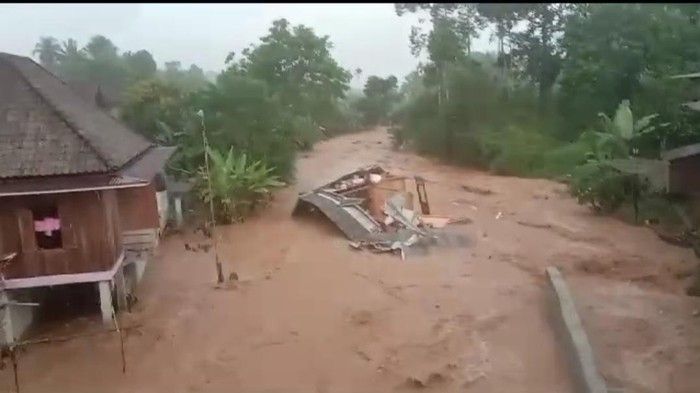 Banjir Terjang OKU, Rumah Hanyut dan 1 Korban Tewas