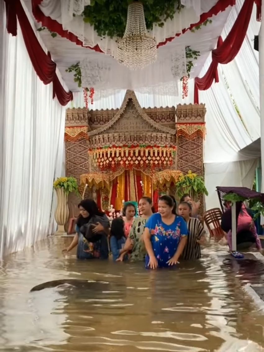 Cerita Pengantin yang Gagal Gelar Resepsi Pernikahan Gegara Kampungnya Kebanjiran