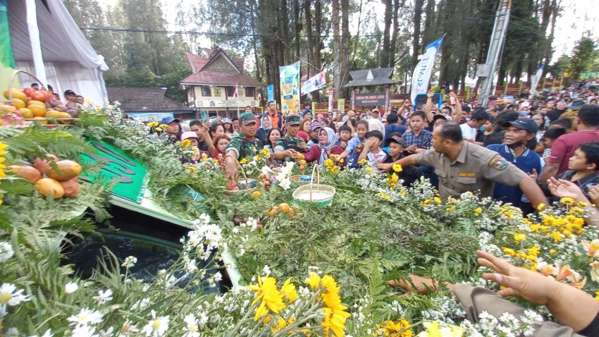 Gubsu Bosan Tampilan Festival Pesta Bunga dan Buah Pemkab Karo