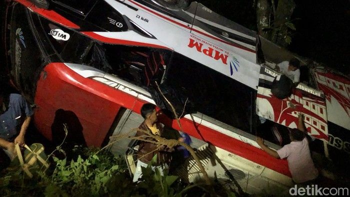 Bus MPM Masuk Jurang di Padang, Tiga Orang Luka-luka