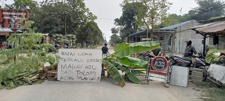 Protes Jalan Rusak, Warga Blokir Jalan Percut Seituan