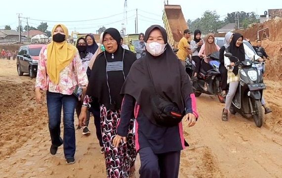 Uang Ganti Rugi Belum Dibayar, Ibu-ibu Tutup Proyek Tol Japek II