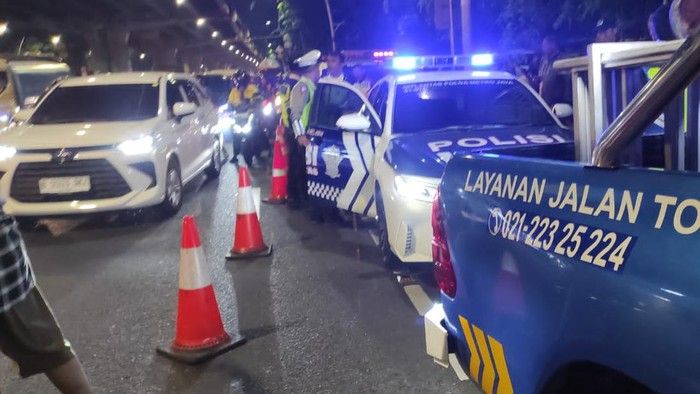 Wanita Diamankan Dari Jalan Tol, Mobil Polisi Malah Dibajak