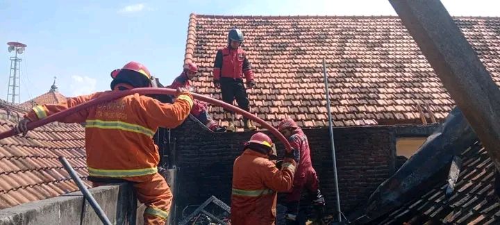 Lima Warung di Probolinggo Terbakar, Diduga Korsleting Listrik