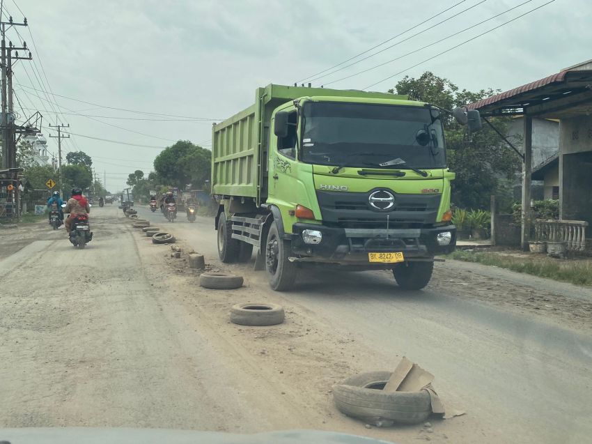 Jalan T Amir Hamzah Rusak Berat, Warga: Pemkab Jangan Diam