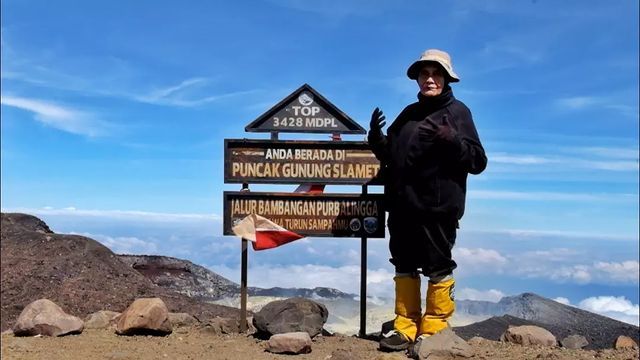 Nenek Tua Ini Berhasil Taklukkan Gunung Paling Tinggi di Jawa Tengah