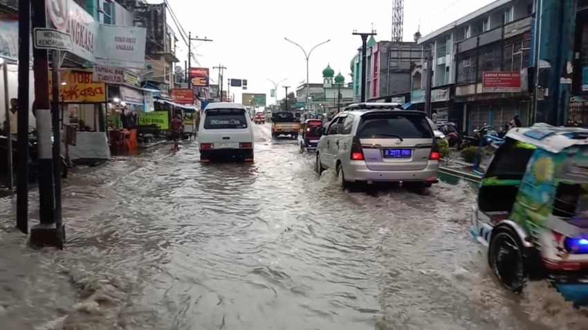 Drainase Tak Berfungsi, Jalan Protokol Panyabungan Madina Langganan Banjir
