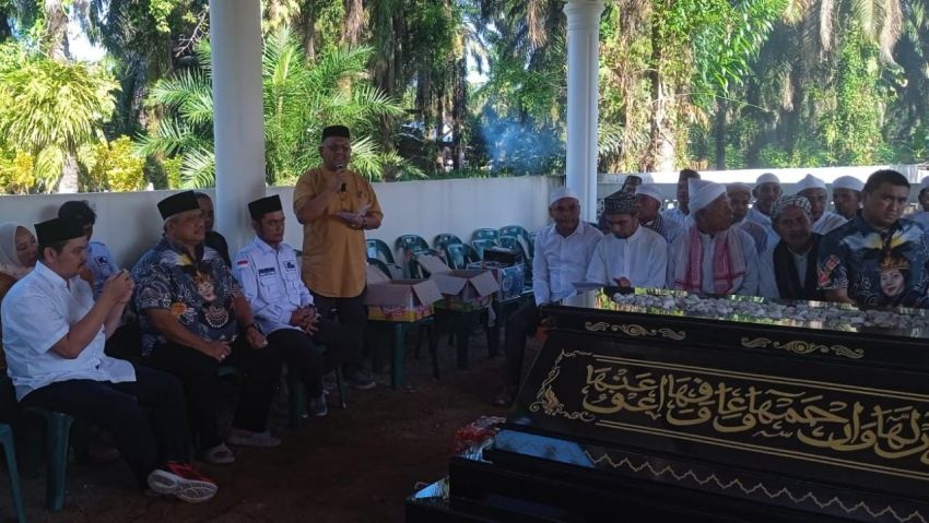 HUT Almarhum Istri, Haji Buyung Bawa 250 Masyarakat Ziarah ke Makam Hj Ely Zarwati