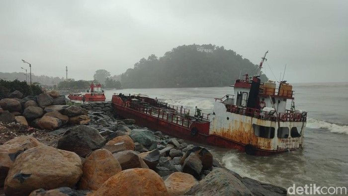 Dua Kapal BBM Tujuan Mentawai Terdampar di Pantai Padang Gegara Terseret Ombak