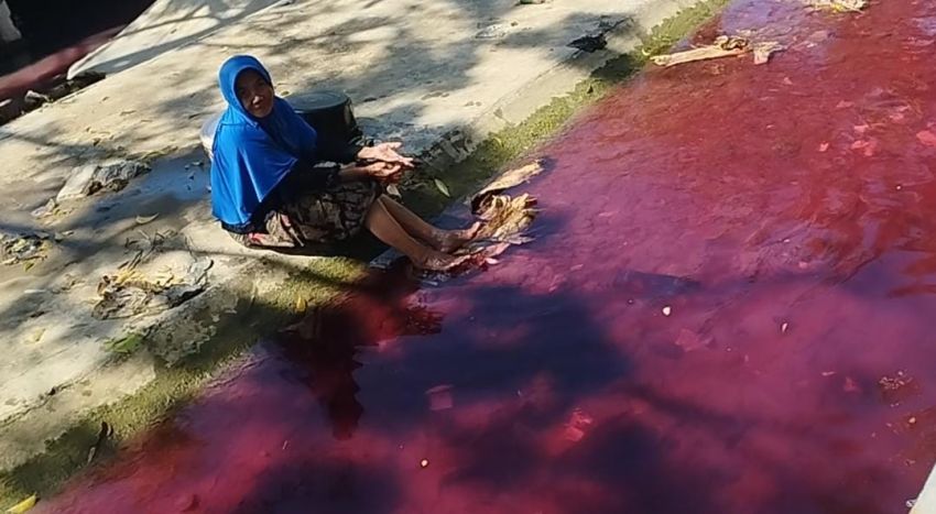 Heboh, Air Sungai di Pamekasan Berwarna Merah