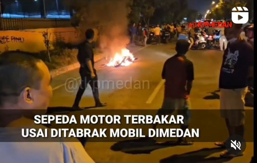Satu Unit Sepeda Motor di Medan Terbakar di Pinggir Jalan Usai Ditabrak Mobil Pick-up