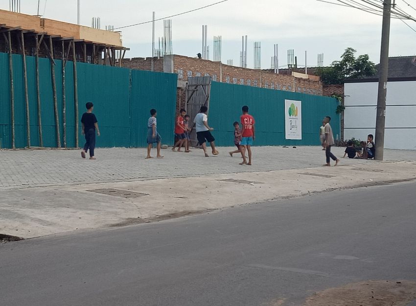 Tak Ada Lapangan Bermain, Anak di Medan Manfaatkan Area Komplek Main Sepak Bola