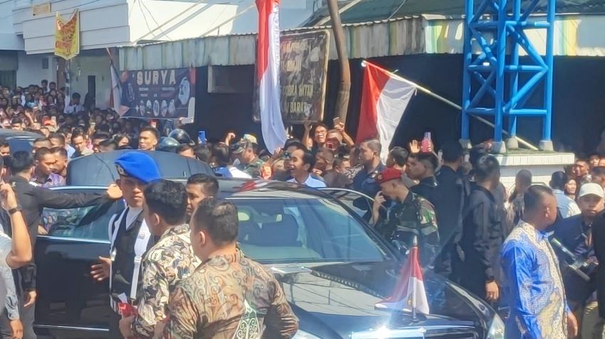 Jokowi Bagi-bagi BLT saat Berkunjung di Pasar Brahrang