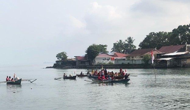 Unik… Nelayan di Batang Arau Padang Upacara Kemerdekaan di Tengah Muara