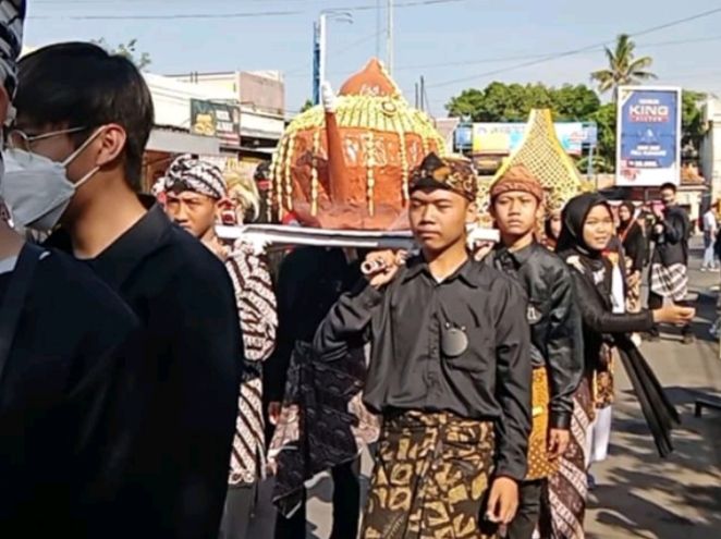 Unik dan Nyata, di Tegal Poci Teh Dijadikan Sepasang Pengantin