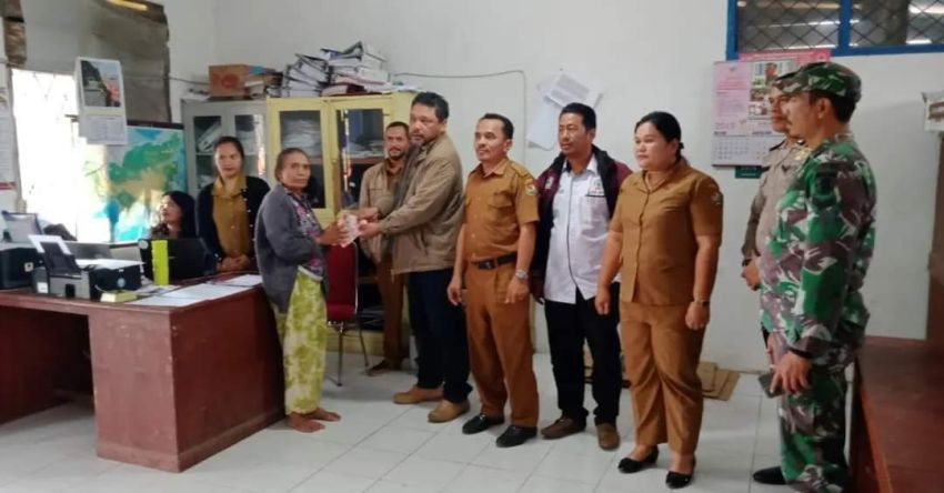 Polsek Simpang Empat Bantu Pembagian BLT