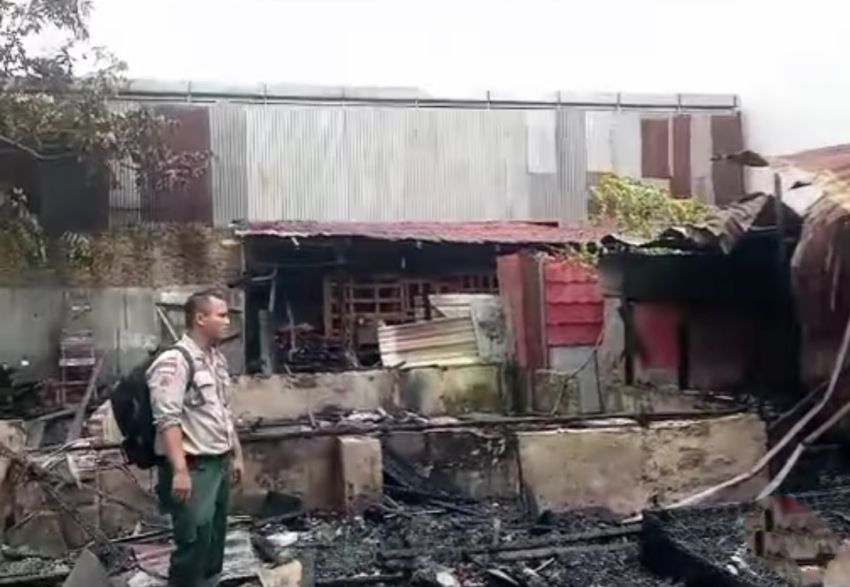 Enam Unit Rumah Semi Permanen di Amplas Terbakar