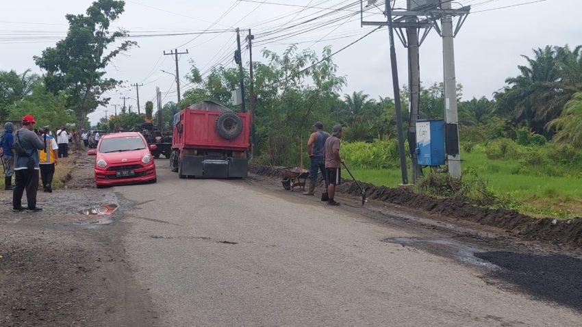 Ruas Jalan di Kota Binjai yang Dilalui Jokowi Mendadak Ditempel