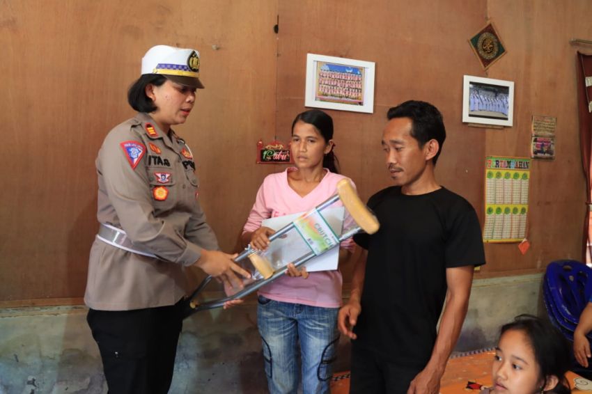 Peduli Sesama dan Sambut HUT RI, Sat lantas Polres Binjai Kunjungi Korban Laka Lantas