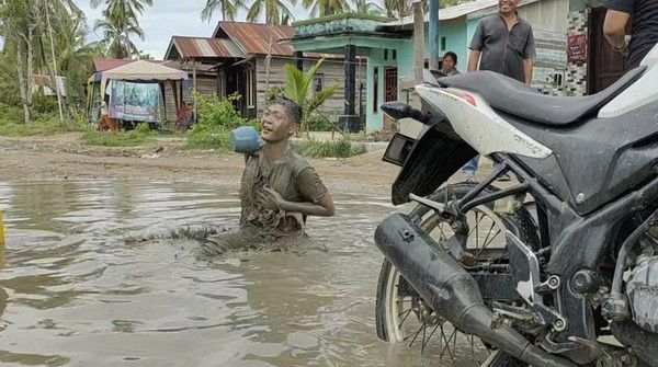 Warga di Asahan Mandi dan Cuci Motor Pakai Lumpur, Ternyata Ini Penyebabnya