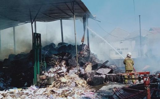 Gudang Kertas Bekas di Gergunung Klaten Ludes Terbakar, Penyebab Masih Dalam Penyelidikan