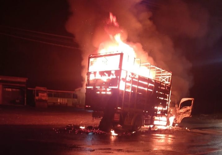 Truk Ekspedisi Terbakar di Jalinsum Batunadua Kota Padangsidimpuan