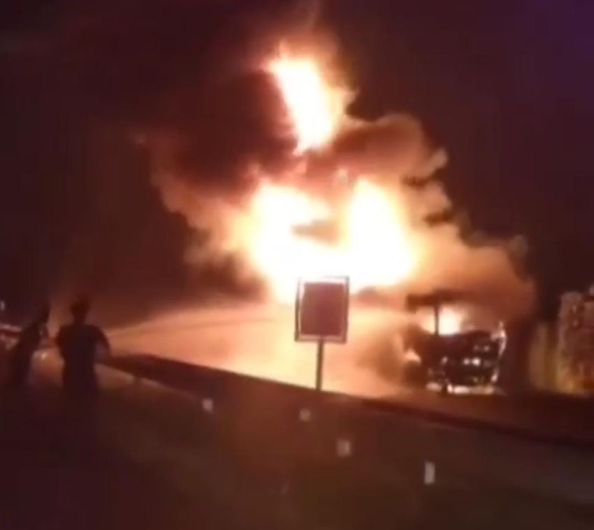 Truk Tangki Pertamina Ludes Terbakar di Gerbang Tol H Anif, 4 Unit Mobil Damkar Diterjunkan