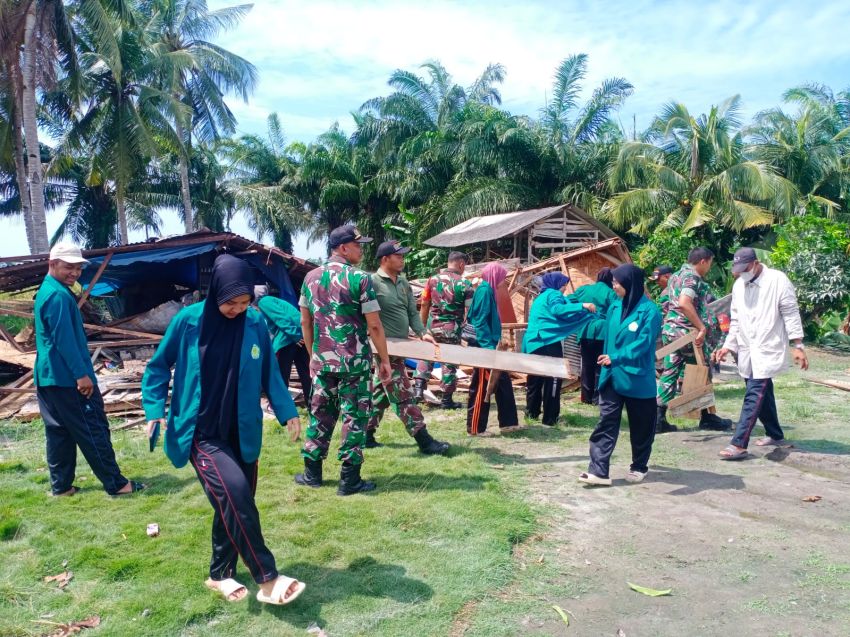 Danramil 10/SR, Mahasiswa dan Warga Bersihkan Sisa Bangunan Pasca Puting Beliung