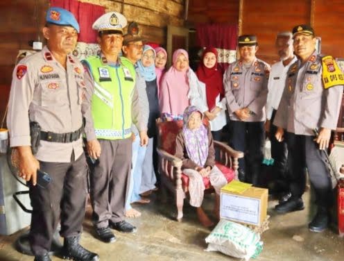 Pasca Longsor Kota Padang Sidimpuan, Polisi Berikan Bantuan Kepada Warga