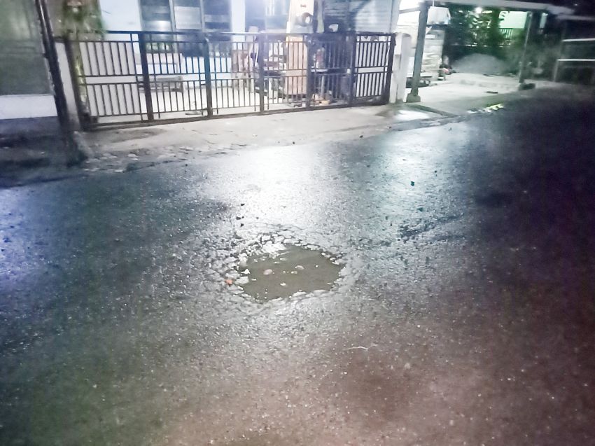 Diduga Asal Jadi, Aspal Jalan Menteng 2 Rusak Lagi