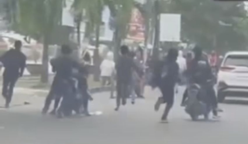 Viral Video Remaja Tawuran Bawa Sajam, Diduga Terjadi di SM Raja