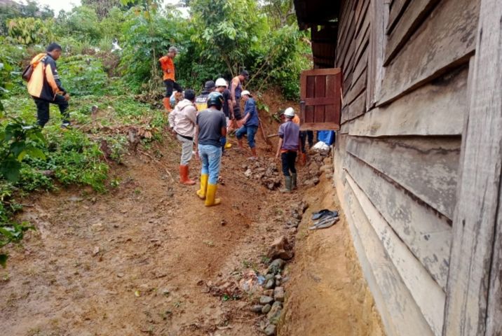 Dampak Hujan Deras Akibatkan Tanah Longsor di Sitamiang Baru Kota Padang Sidimpuan