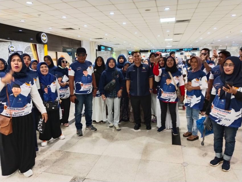 Ribuan Kader Nasdem Sambut Surya Paloh di Bandara Kualanamu