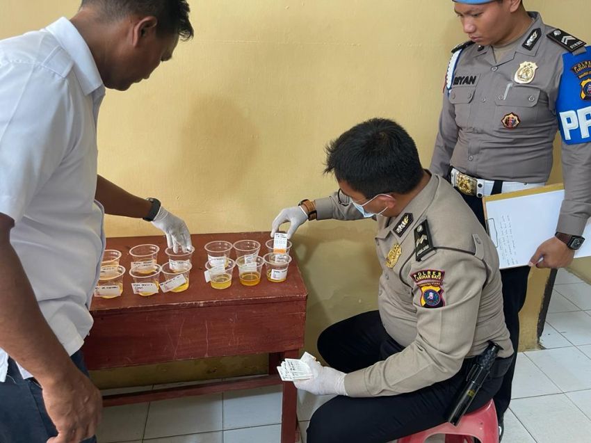 Perangi Narkoba Dimulai, Kapolres Labuhanbatu Perintahkan Kasi Propam Test Urine Jajaran Polsek