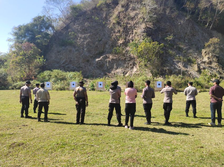 Polres Manggarai Barat Gelar Latihan Menembak 