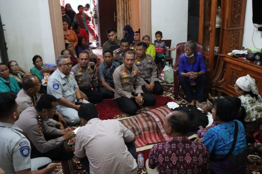 Melayat ke Rumah Duka Almarhum Bripka Wiwin A Sinaga, Kapolres Sergai Beri Bantuan