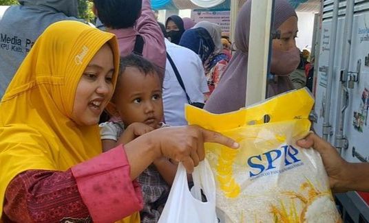 Pemkab Batang Gelar Pasar Murah, Ratusan Emak-emak Rela Antre Berjam-jam