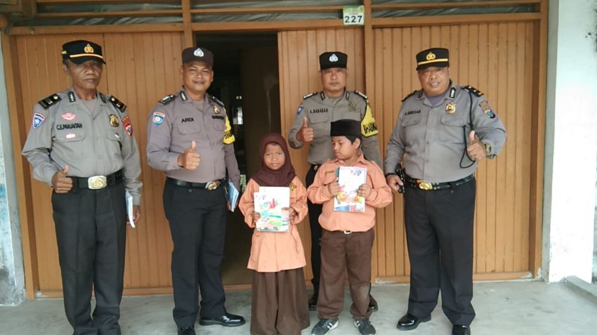 Polsek Pantai Cermin Bagikan Buku Bacaan Gratis