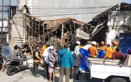 Tiga Bangunan Toko di Surabaya Ambruk, Diduga Dampak Proyek Gorong-gorong