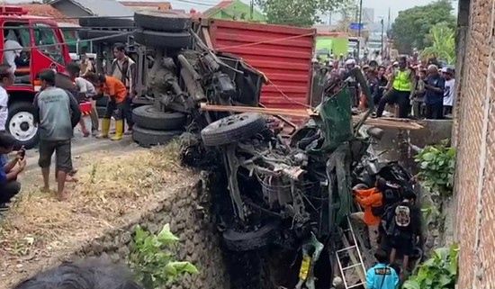 2 Orang Tewas, 5 Luka Usai Truk Kontainer Tabrak Mobil - Motor di Flyover Kretek Brebes