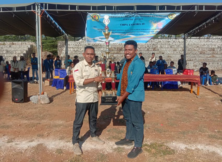 Ketua BEM Fakultas Hukum Serahkan Piala Kejuaraan Copa III Kepada Ketua BEM Unwira