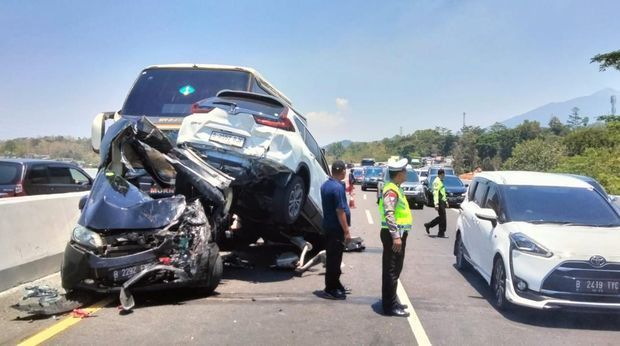 Enam Kendaraan Terlibat Kecelakaan Beruntun di Tol Semarang