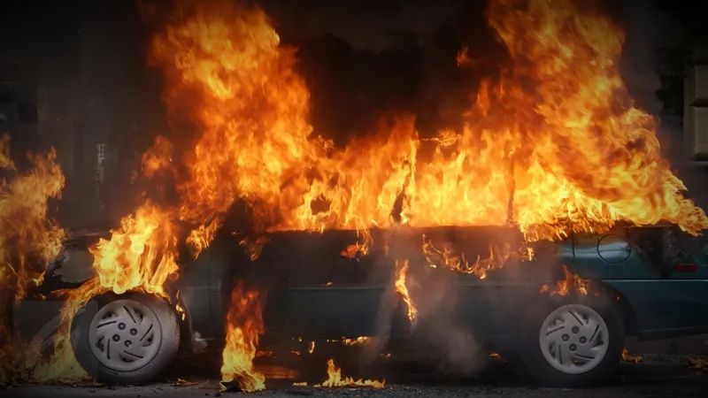 Satu Mobil Ludes Terbakar di Sampang, Diduga Akibat Korsleting Listrik