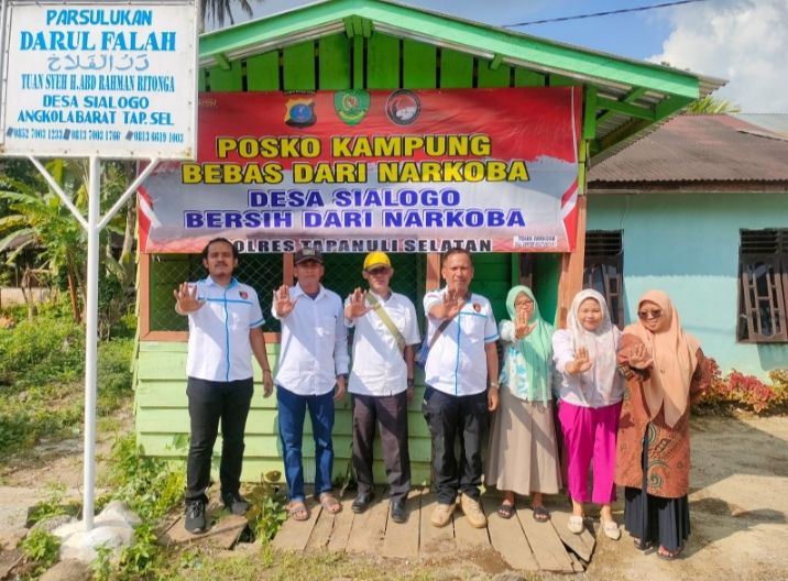 IRT di Desa Sialogo Tapsel Kompak Dukung Polri Berantas Narkoba