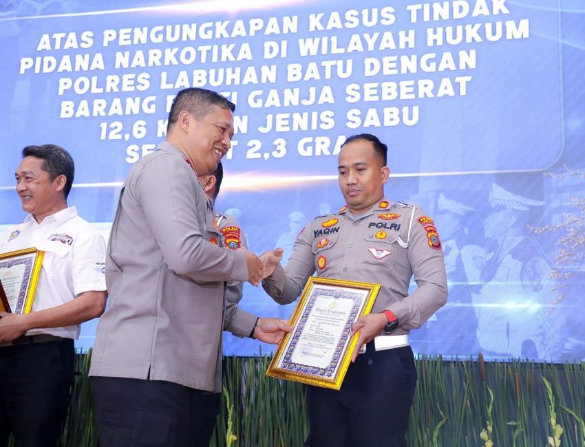 Kasat Lantas Labuhanbatu Terima Penghargaan dari Kapoldasu