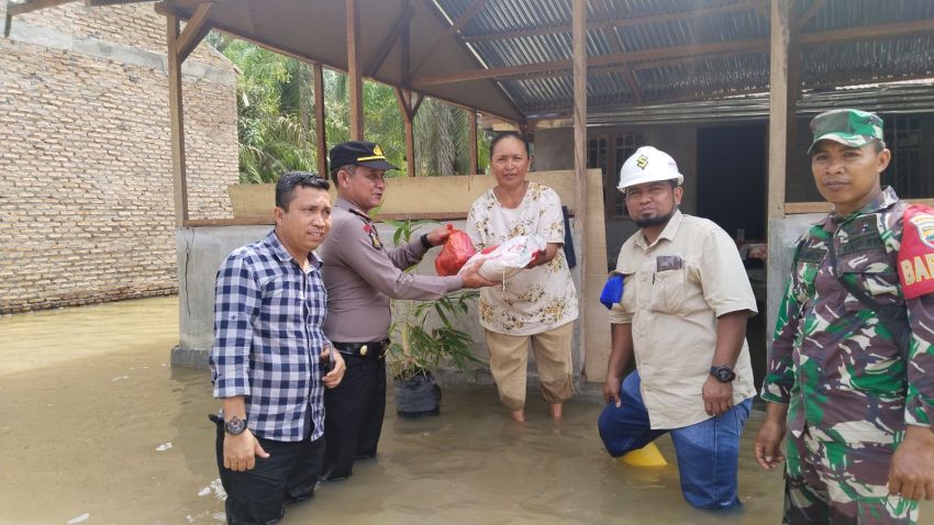 Desa Negeri Lama Labuhanbatu Terendam Banjir, Kapolsek Bilah Hilir Tinjau Kondisi Warga