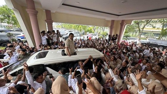 Prabowo Disambut Teriakan Presiden Saat Tiba di Sumbar