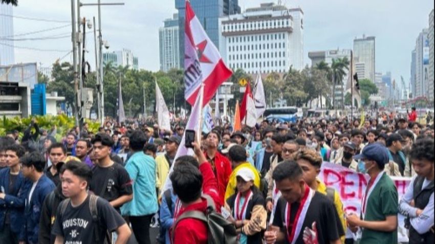 Ratusan Mahasiswa BEM SI Protes Putusan MK, Tuding Jokowi Hianati Reformasi