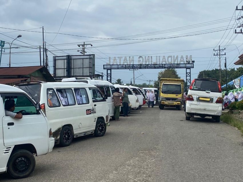 Angkot Bebas Sembarang Parkir hingga Sebabkan Macet di Madina, Warga: Cabut SIM dan KIR Sopirnya