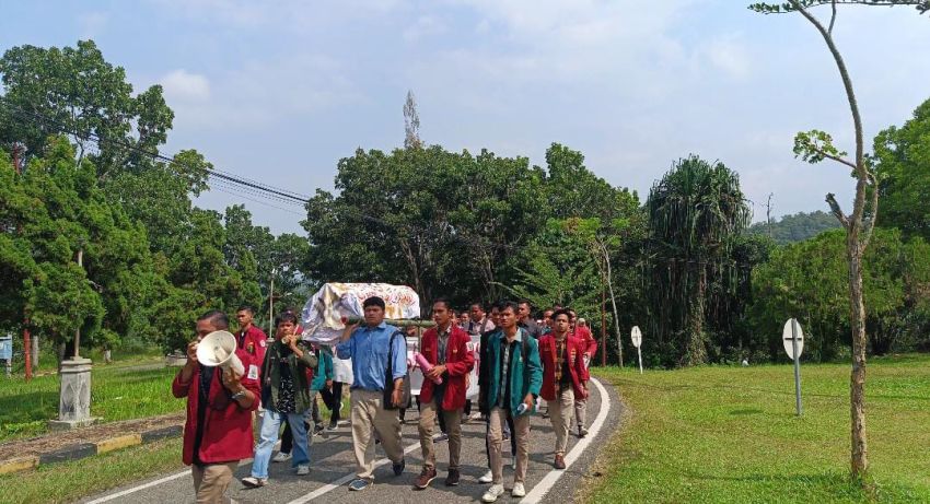 Bawa Keranda Mayat, Puluhan Mahasiswa Tuntut Penjelasan Stunting